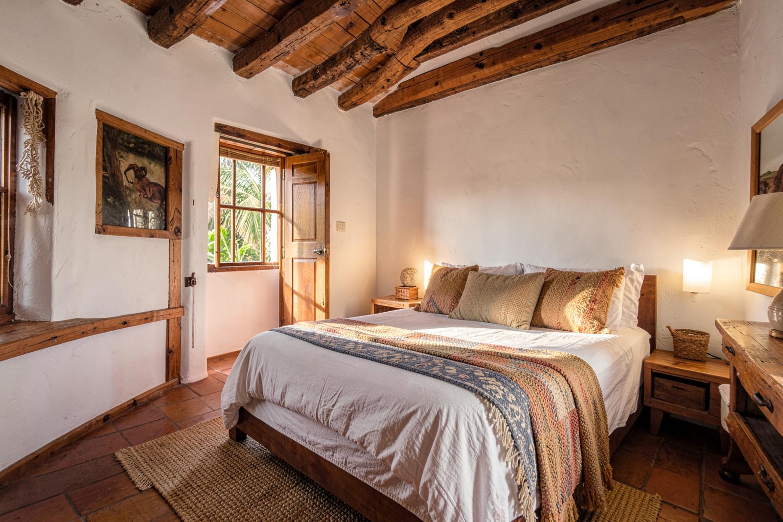 Habitación Colonial con cama king y vigas de madera