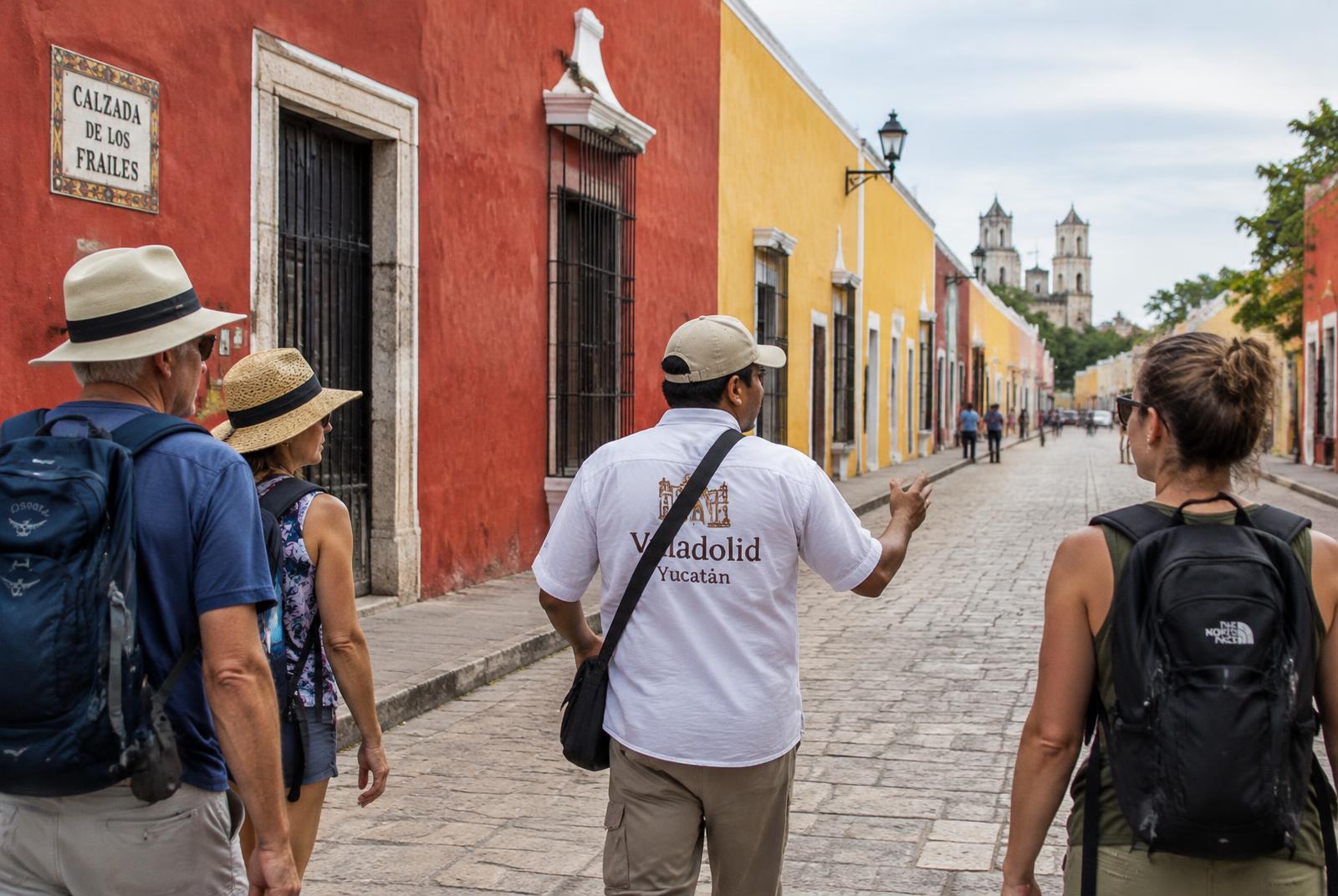 Guía caminando con viajeros por la Calzada de los Frailes