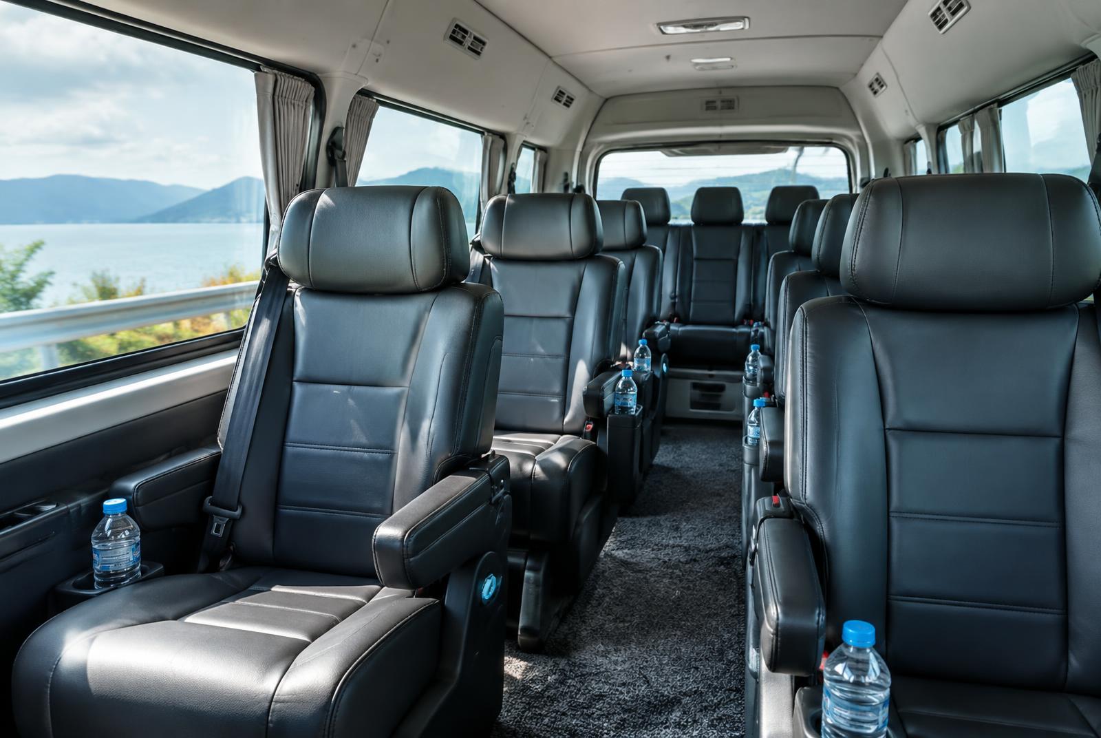 Interior de camioneta turística con asientos amplios y agua embotellada