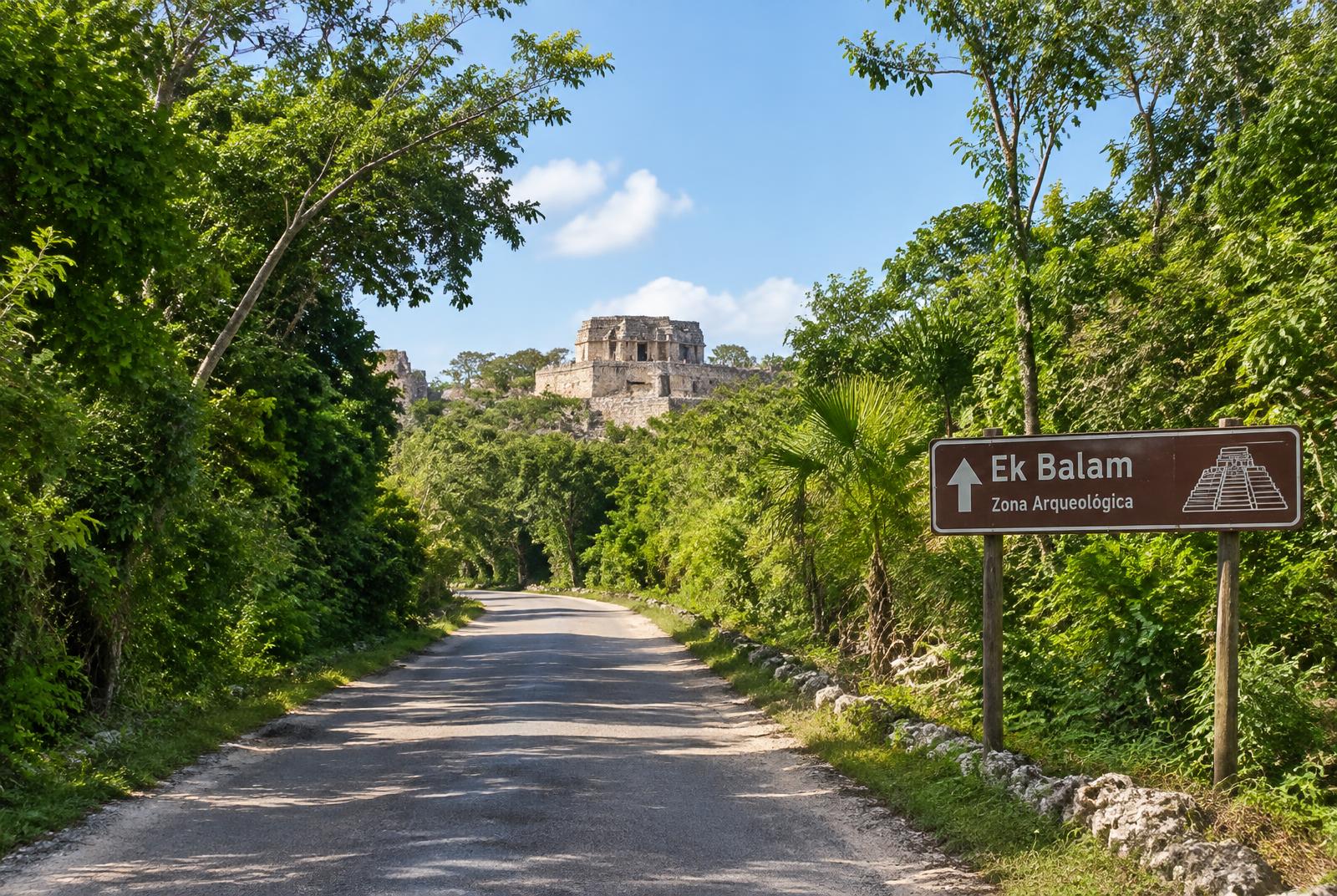 Camino entre la selva hacia la zona arqueológica de Ek Balam