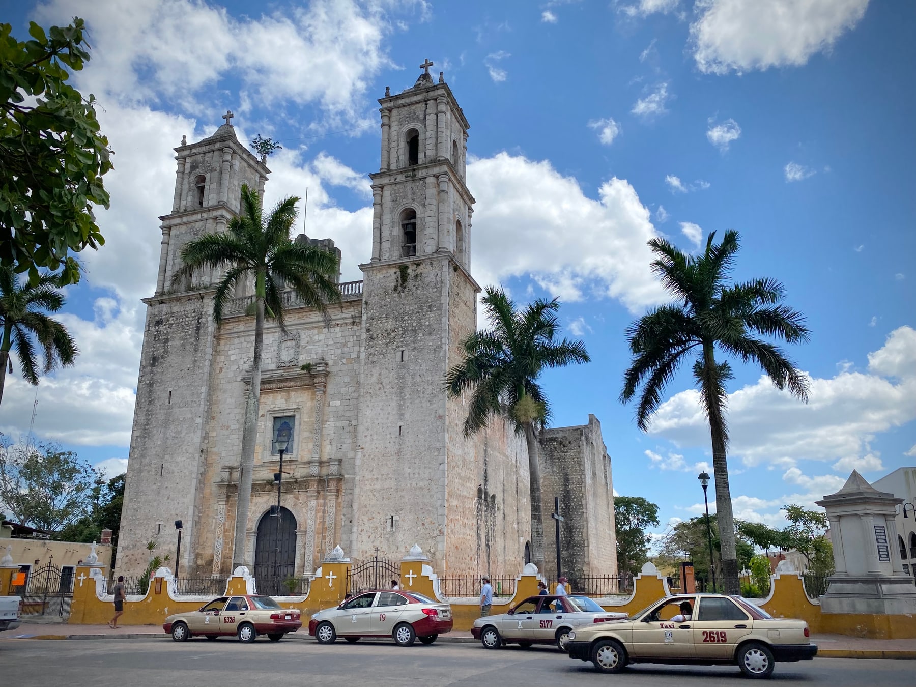 Catedral de San Servacio frente al parque principal de Valladolid, Yucatán